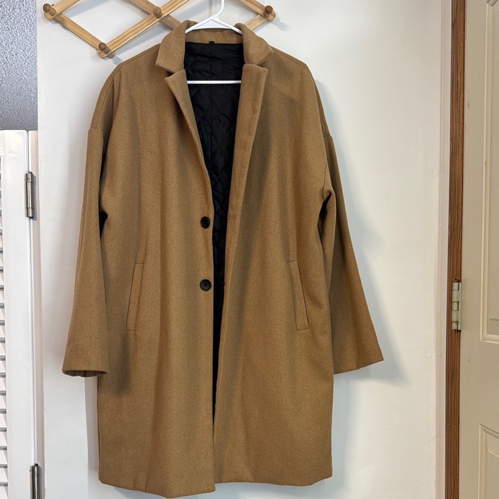 Tan Trench Coat with Notched Lapel and Mid-Length Style